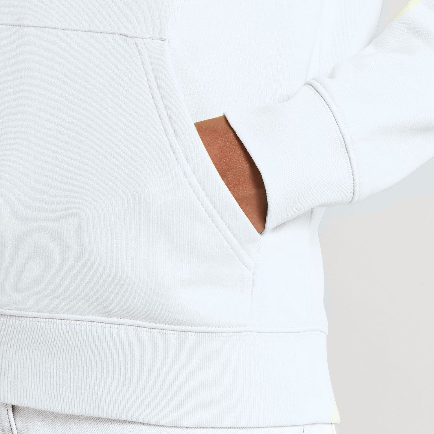 05_Hoodie_Detail_weiss